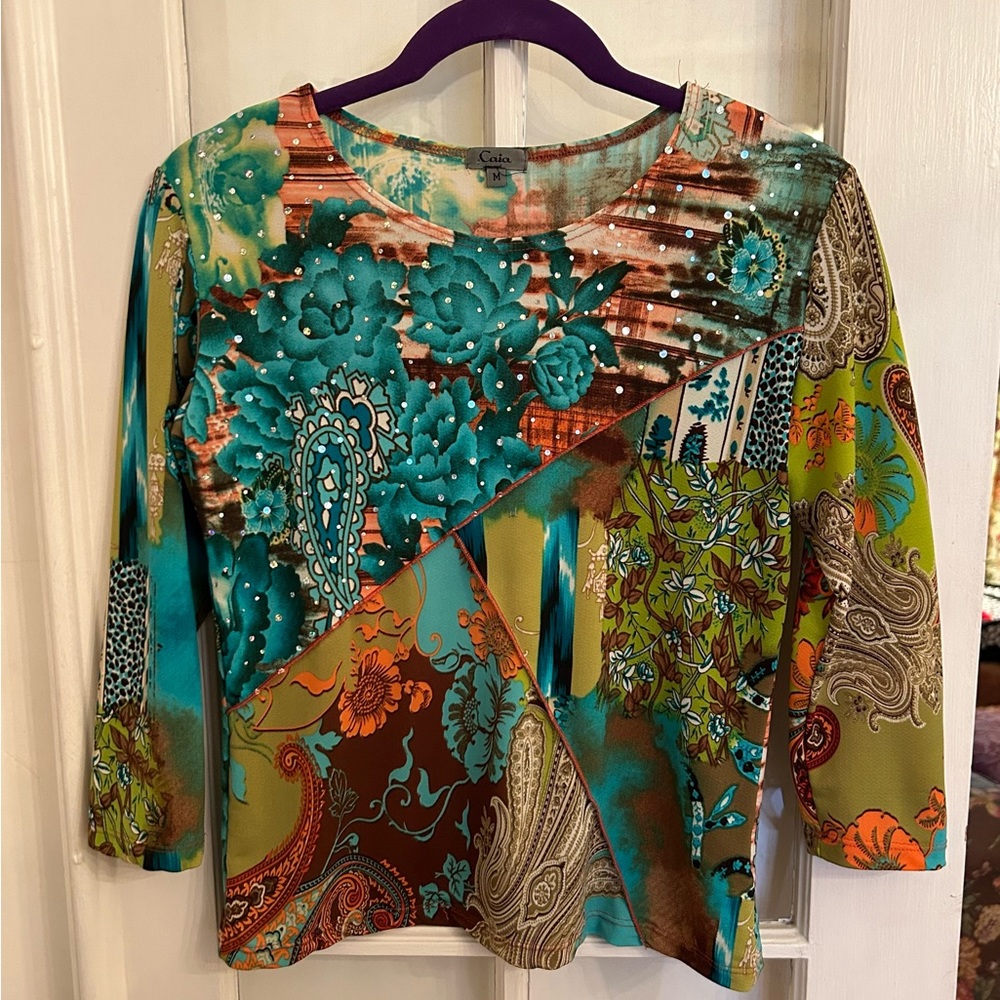 Vivid and sparkly Caia top size M